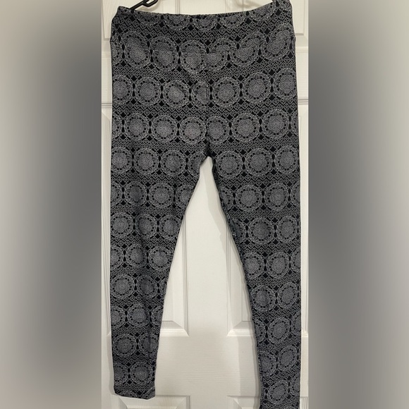Lularoe Stylish Black and White Leggings with Striking Pattern - Picture 1 of 3